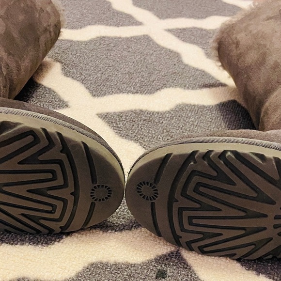 UGG Gray Buttoned Shearling Boots Size 7 Women’s GUC - Picture 7 of 11